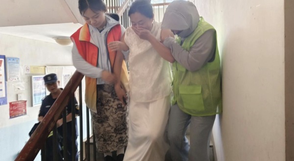 赢翻网 南苑街道凤翔社区开展“戎光在身边”消防演练活动
